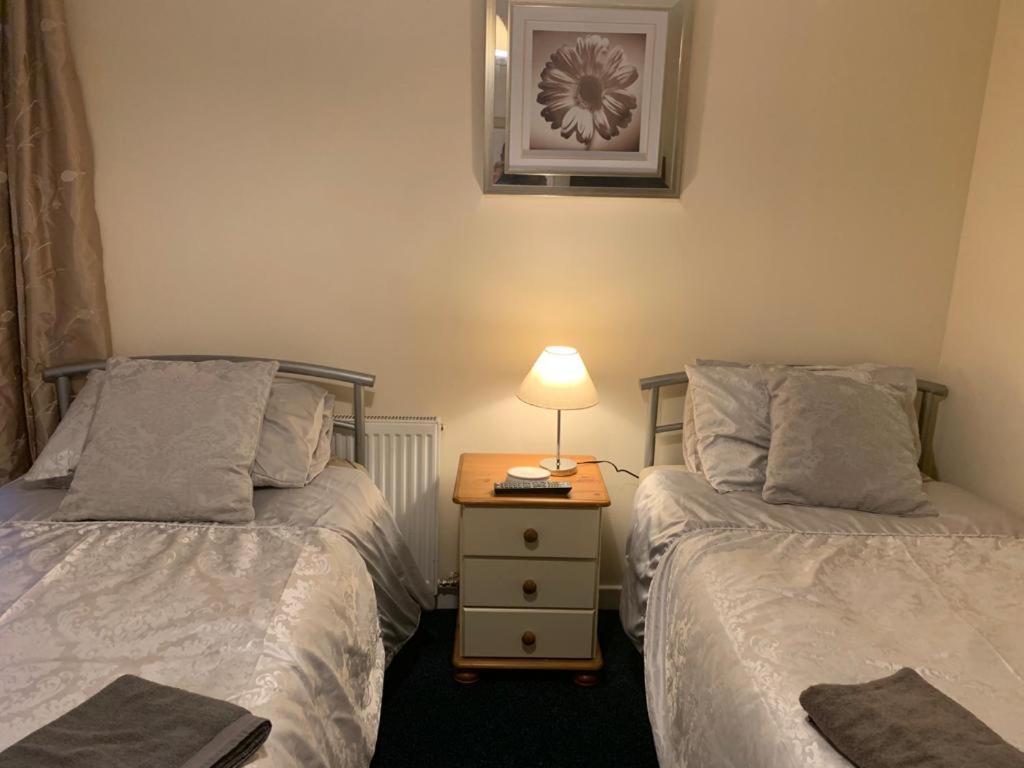 Budget Rooms Inverness Bagian luar foto